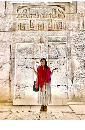 Mónica Arboleda en un templo de Egipto